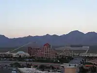 O casino Buffalo Bill no crepúsculo.