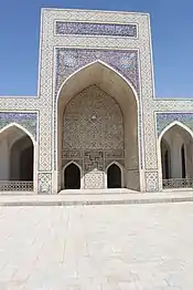 Um dos ivãs do pátio