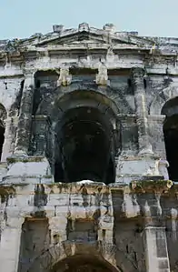 Touros na fachada, um sinal da predileção local pela tauromaquia