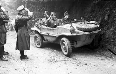 Oficiais alemães em um Schwimmwagen na França em 1944