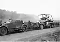 Um Kfz 13 à esquerda e um SdKfz 232 (Schwerer Panzerspähwagen), c. 1936.