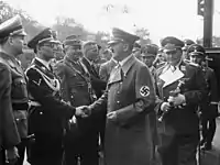 Philipp Bouhler apertando a mão do ditador nazista Adolf Hitler.