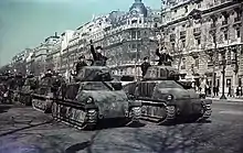 Desfile alemão com blindados Somua S-35 e Hotchkiss H 38 no Champs-Élysées, em Paris, 1941.