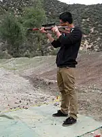Tiro recreativo com um rifle Ruger 10/22 em Burro Canyon, Arizona, EUA.
