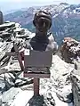 O busto de Leonardo Murialdo em cima a montanha.