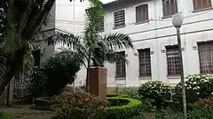 Busto de Cândida, Condessa Vicente de Azevedo, no jardim frontal do edifício