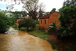 Casas às margens do Córrego Rico