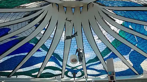 Interior da Catedral de Brasília, Brasil.
