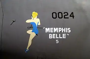 "Memphis Belle" em um C-141, Base Aérea de Sigonella, Itália, 2001