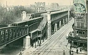 O boulevard de la Chapelle, a estação de metrô e os trilhos do bonde que a serviram por volta de 1905.
