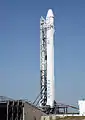 O Falcon 9/Dragon na vertical na plataforma de lançamento em 18 de maio de 2012 em preparação para o lançamento.