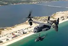 Um CV-22 e um MH-53 americanos perto do campo aéreo de Hurlburt, na Flórida.