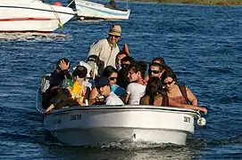 Serviço de transporte por barco para a praia da Ilha