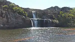 Vista frontal da cachoeira