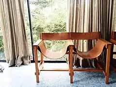 Cadeiras de Lina Bo Bardi na Casa de Vidro