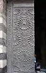 Decoração com revestimento de bronze nas portas da Madraça-Mesquita do Sultão Barquq (1384).