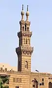 Minarete da Mesquita de Qanibay Qara (1503), com eixo retangular e cume de lanterna dupla.