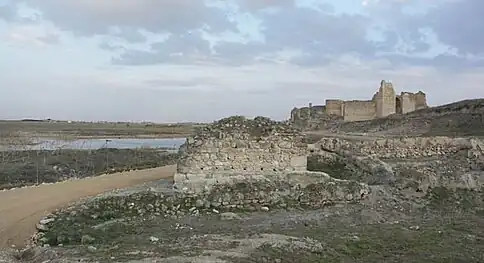 Vista desde oeste com uma das quatro couraças em primeiro plano e o alcácer