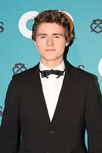 Callan McAuliffe interpreta Alden
