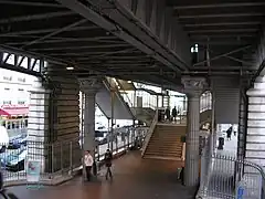 Escadas da estação.