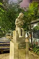 Ninando a boneca (Praça da República, São Paulo, SP - 1930).