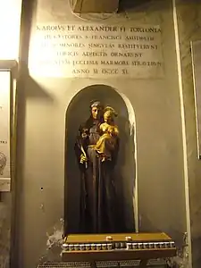 Estátua de Santo Antônio de Lisboa e a placa comemorando a reforma dos irmãos Torlonia.