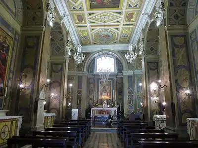 Interior, na direção do altar-mor.