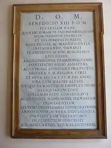 Lápide anunciando o patronato da família Borghese.