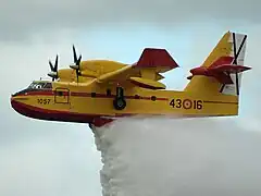 Um Canadair CL-215T