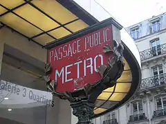 As entradas para a estação possuindo mastros particulares.