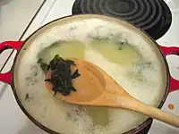Preparação de "cannabutter" ou "mantegonha", neologismo criado através da fusão entre as palavras manteiga (butter) e maconha (cannabis)
