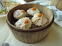 Xiaolongbao com ovas de caranguejo (acima) em Hong Kong