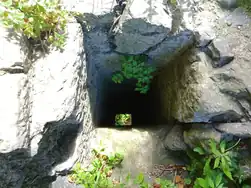 O buraco assassino é "alimentado" do segundo andar do Castelo de Cantwell e leva ao saguão.