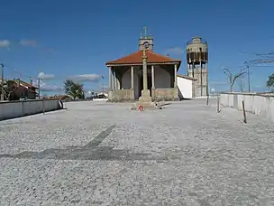 Capela com imagens de arte religiosa popular, algumas conhecidas por fariseus, sobre a Paixão de Cristo