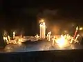 Velas acesas pelos fiéis