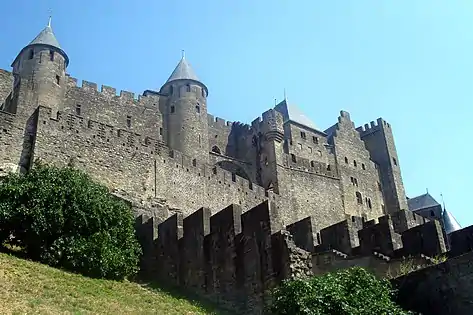 Muros externos restaurados da Cité de Carcassonne medieval (séculos XIII e XIV)