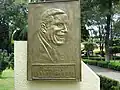 Placa homenageando Gardel, localizada em um parque na Cidade do México.