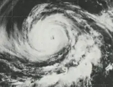 Foto do furacão Carlotta obtida pelo satélite SMS 2 em 5 de Julho de 1975 as 16:45 UTC.