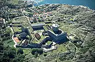 A fortaleza de Karlsten e a localidade de Marstrand.
