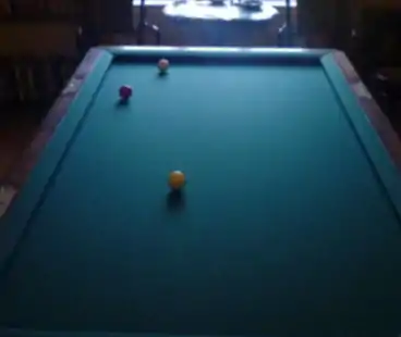 Uma mesa de bilhar.