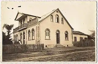 Casa paroquial do pastor Karl Schwab ("Paróquia Gustav - Adolf Braço do Norte"), depois hotel e então casa das freiras do Instituto Servian, approx. década de 1930. Localizado na praça Coronel Collaço, foi demolido na década de 1970. Fotografia do acervo de Edison Westphal