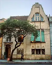 Casa Godoy (1906), remanescente da Art Noveau, tombada pela prefeitura.