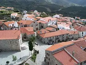 A aldeia histórica vista do Castelo de Linhares da Beira.