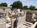 Casa de blocos de terra comprimida em construição em Midland, Texas, em 2006