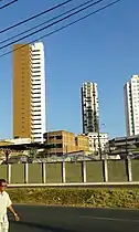 Avenida Amélia Amado. Ao fundo, edifícios do centro da cidade