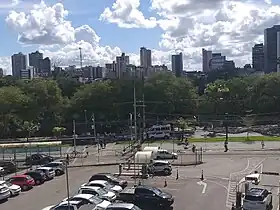 Na primeira parte, estacionamento do Shopping Jequitibá, na Avenida Aziz Maron. Ao fundo, edifícios do centro de Itabuna