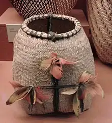 Cesta feita por índios Tapirapé. A cestaria indígena é considera um resultado de design de povos nativos brasileiros