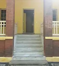 Escada e porta de entrada do edifício