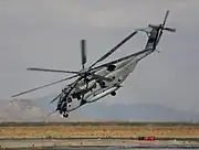 Um Sikorsky CH-53E fazendo manobras em Mojave, Califórnia.
