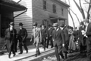 Charles Becker sendo escoltado para cadeia, onde tempos depois seria executado